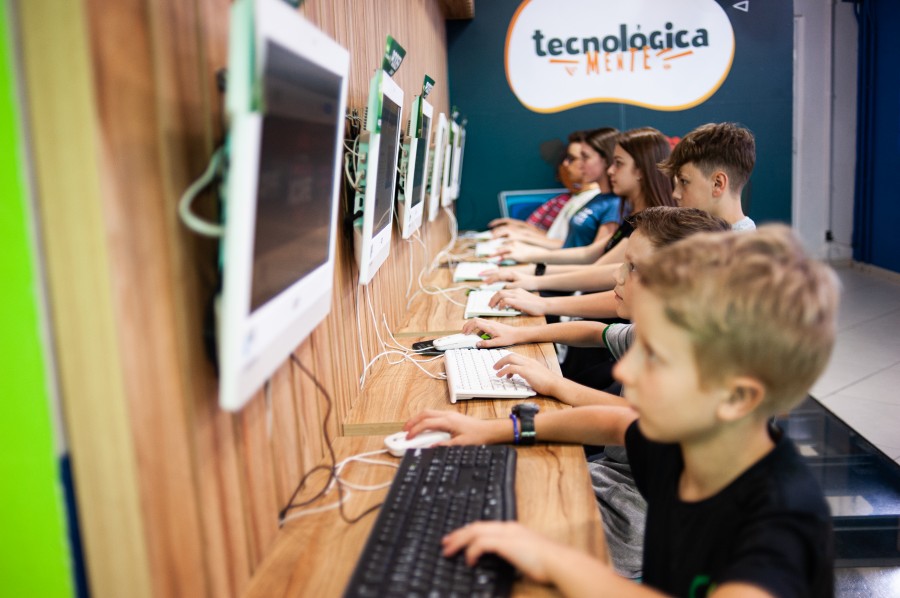 A PRESENA DA TECNOLOGIA NO AMBIENTE DE ENSINO